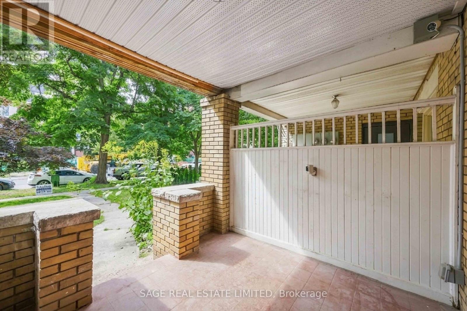 Main - 251 High Park Avenue, Toronto, Ontario  M6P 2S5 - Photo 3 - W13729516