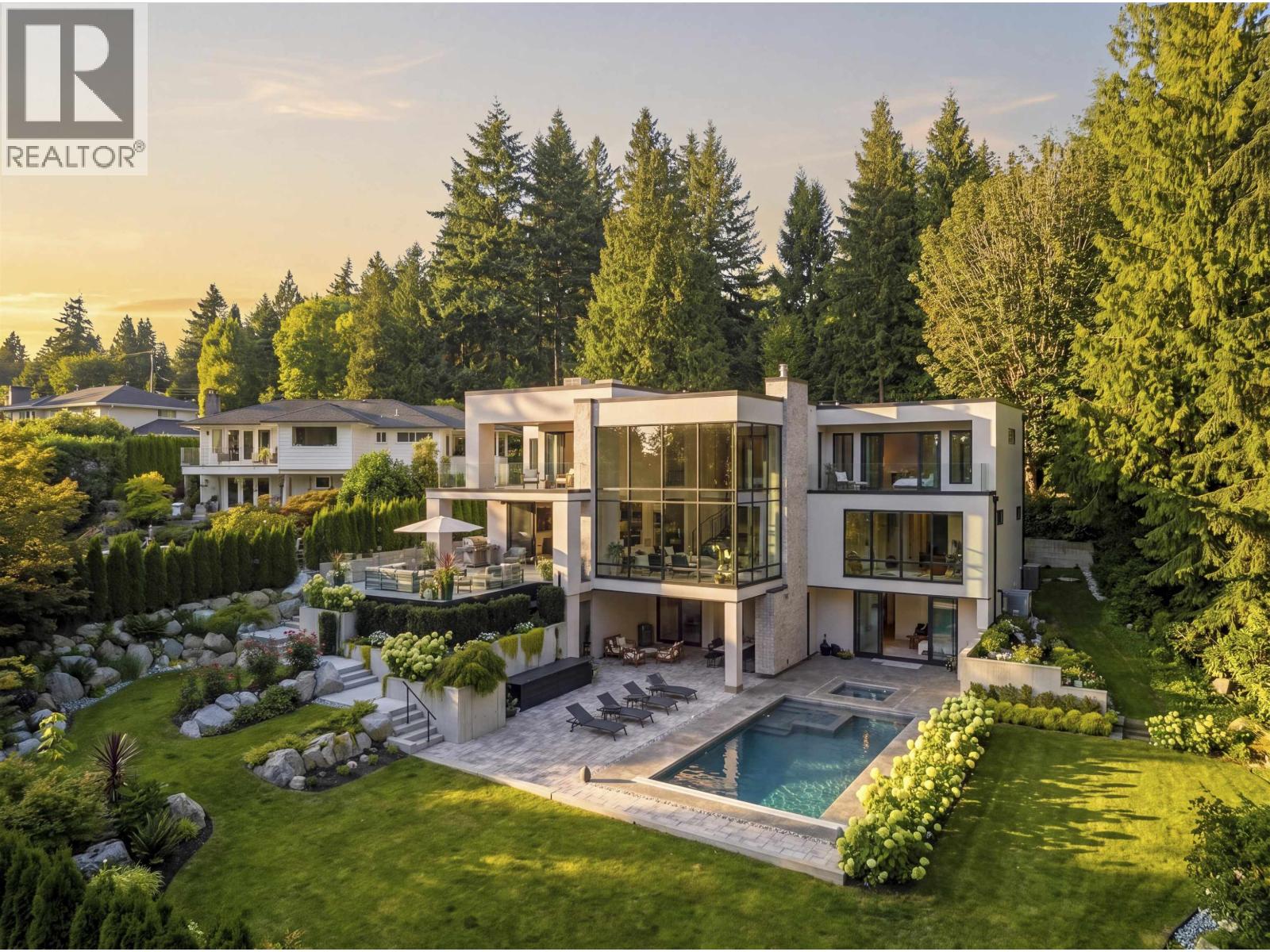 450 Macbeth Crescent, West Vancouver, British Columbia  V7T 1V7 - Photo 2 - R3160234