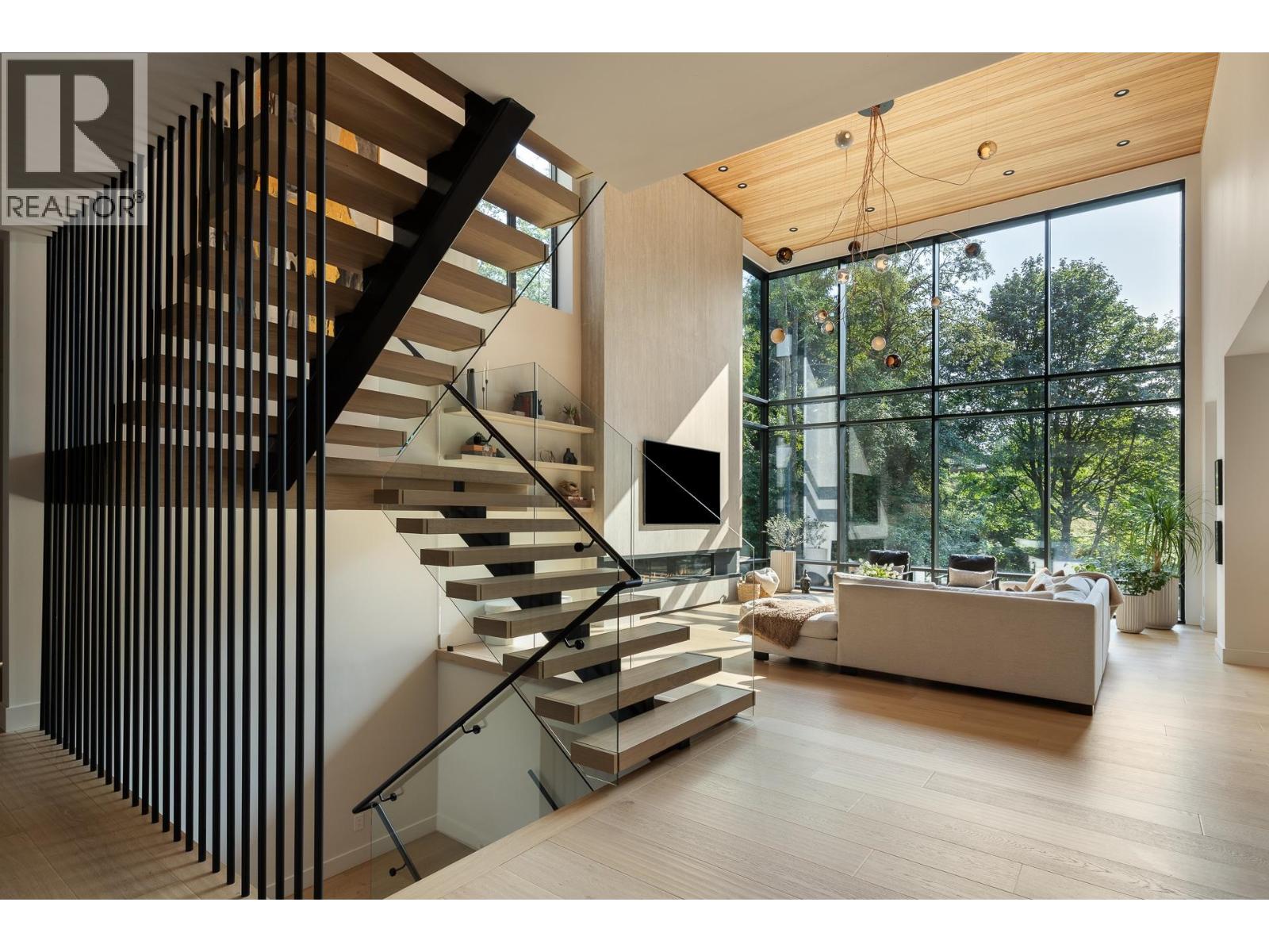 450 Macbeth Crescent, West Vancouver, British Columbia  V7T 1V7 - Photo 3 - R3160234