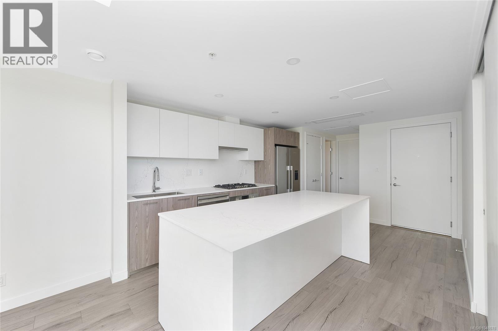 608 899 Esquimalt Rd