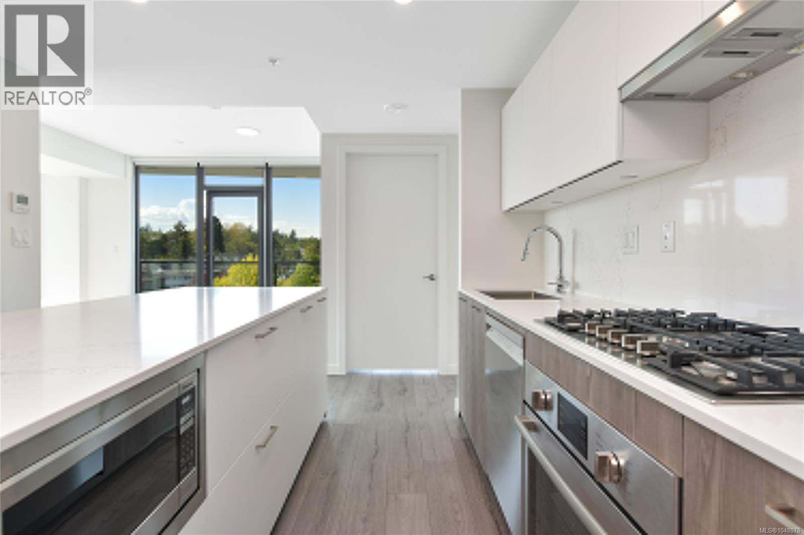 608 899 Esquimalt Rd