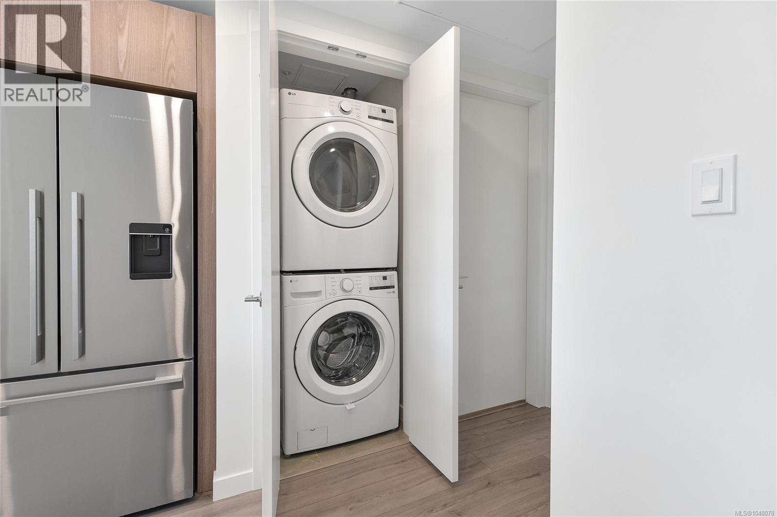 608 899 Esquimalt Rd