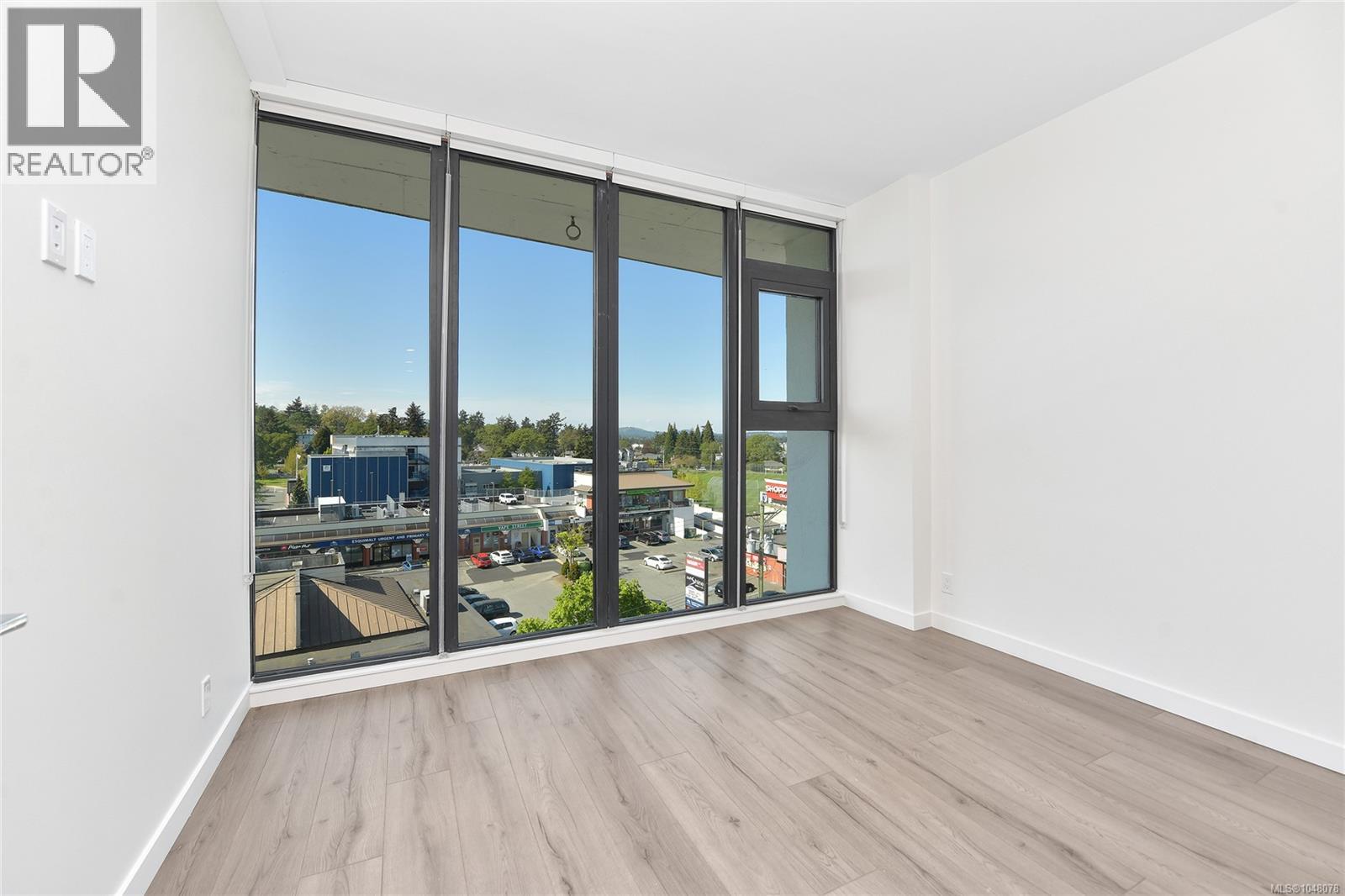 608 899 Esquimalt Rd