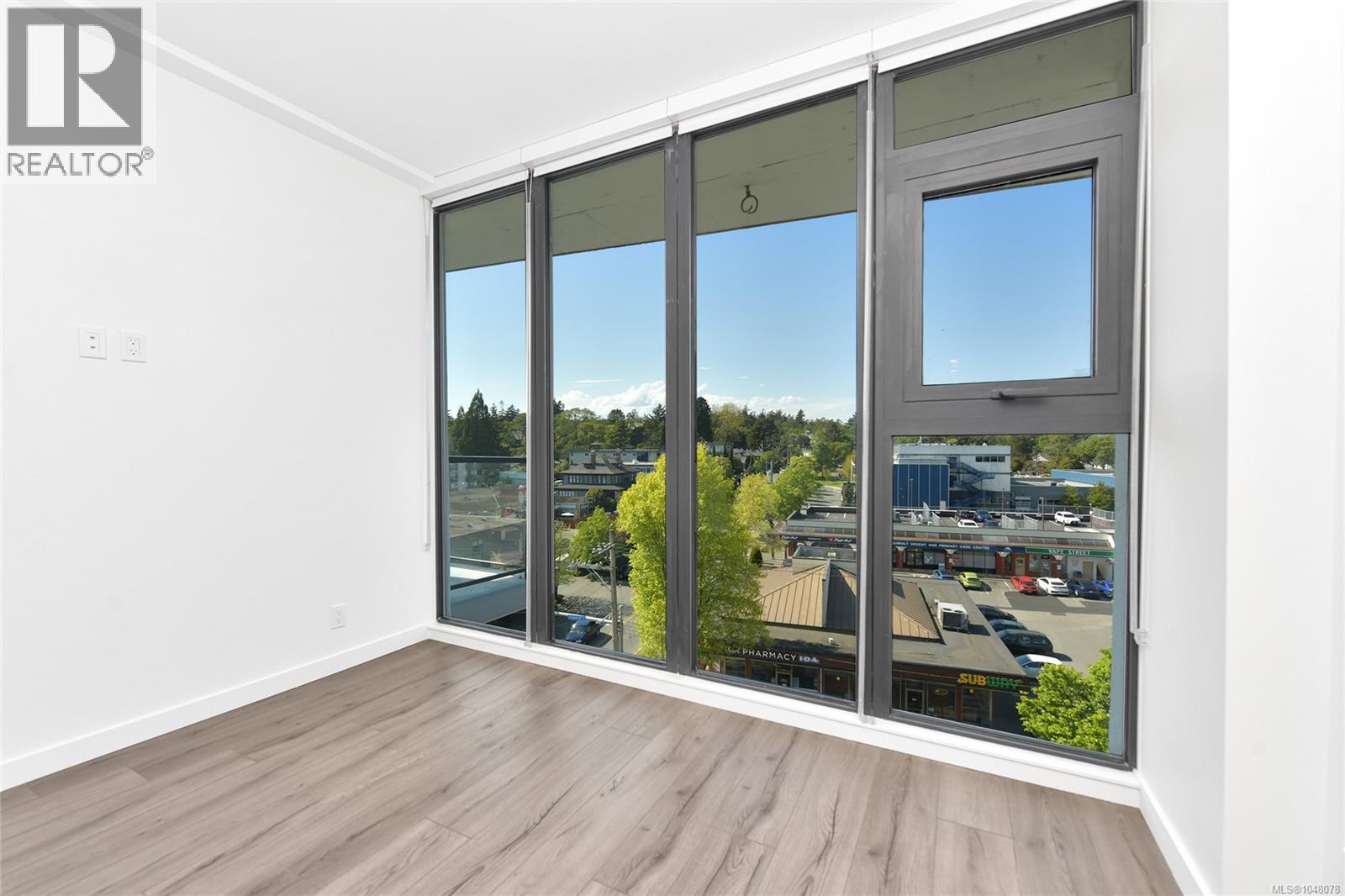 608 899 Esquimalt Rd