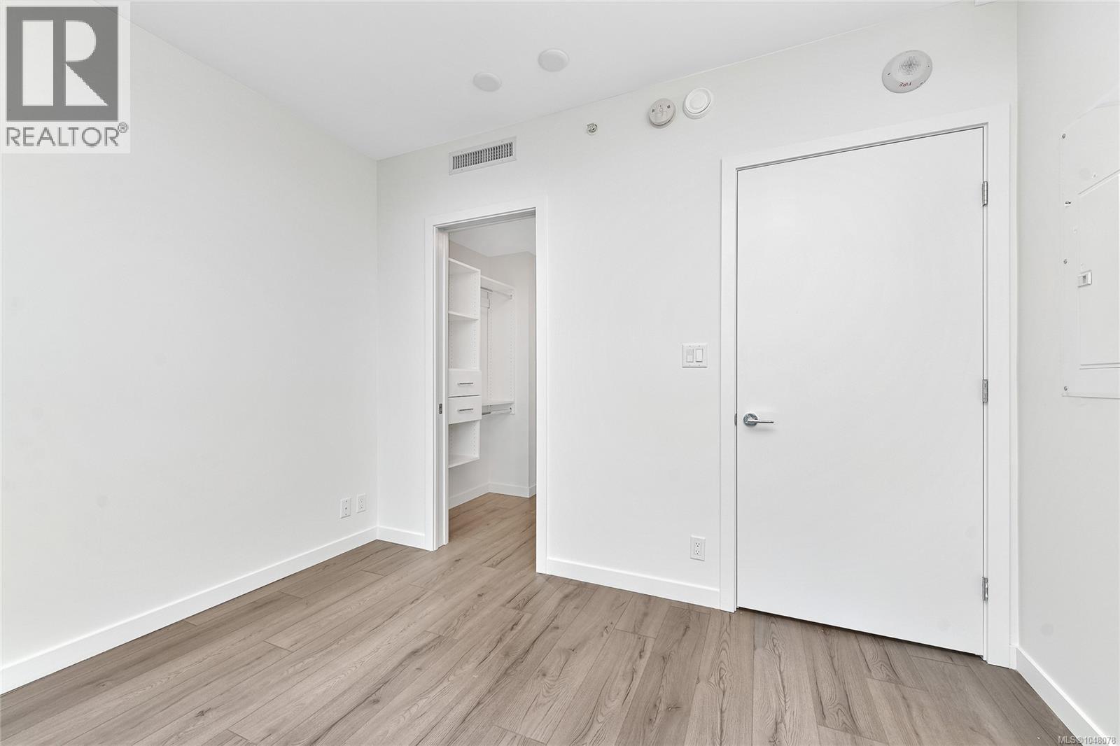 608 899 Esquimalt Rd