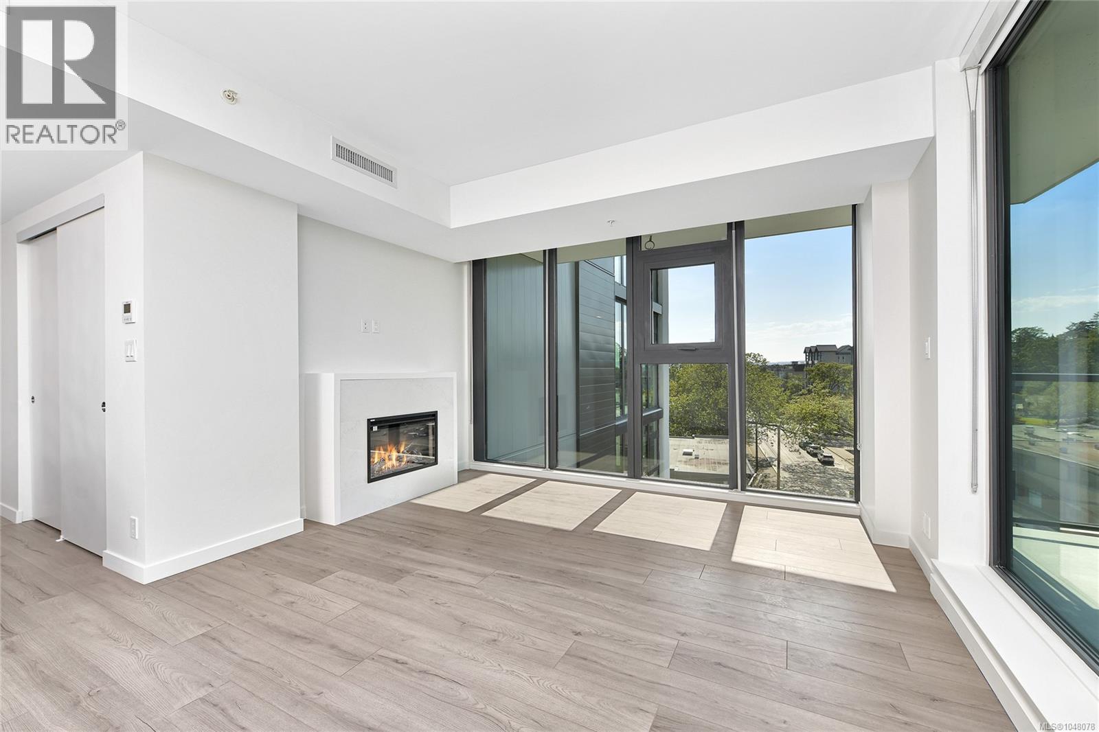 608 899 Esquimalt Rd