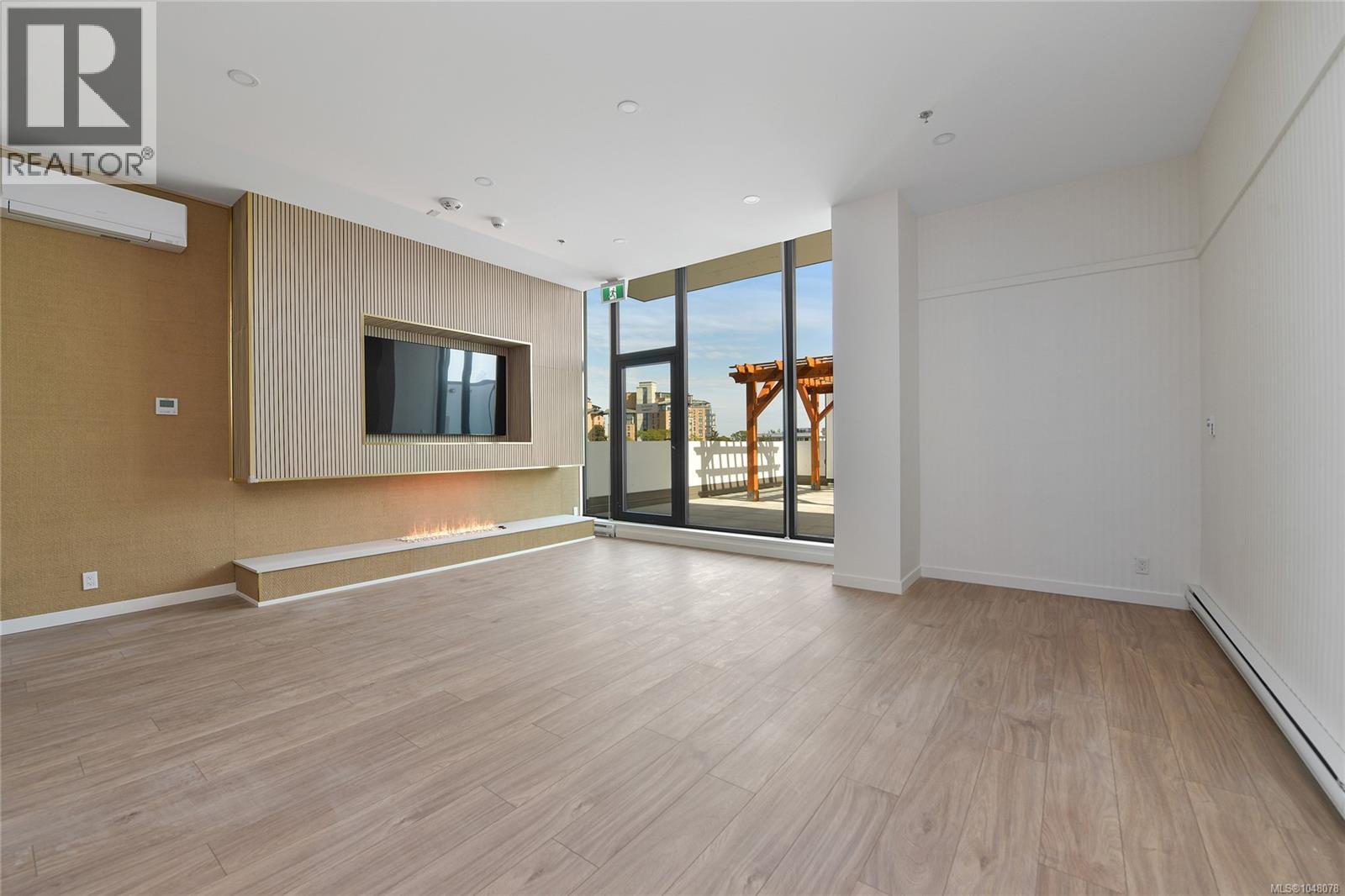 608 899 Esquimalt Rd