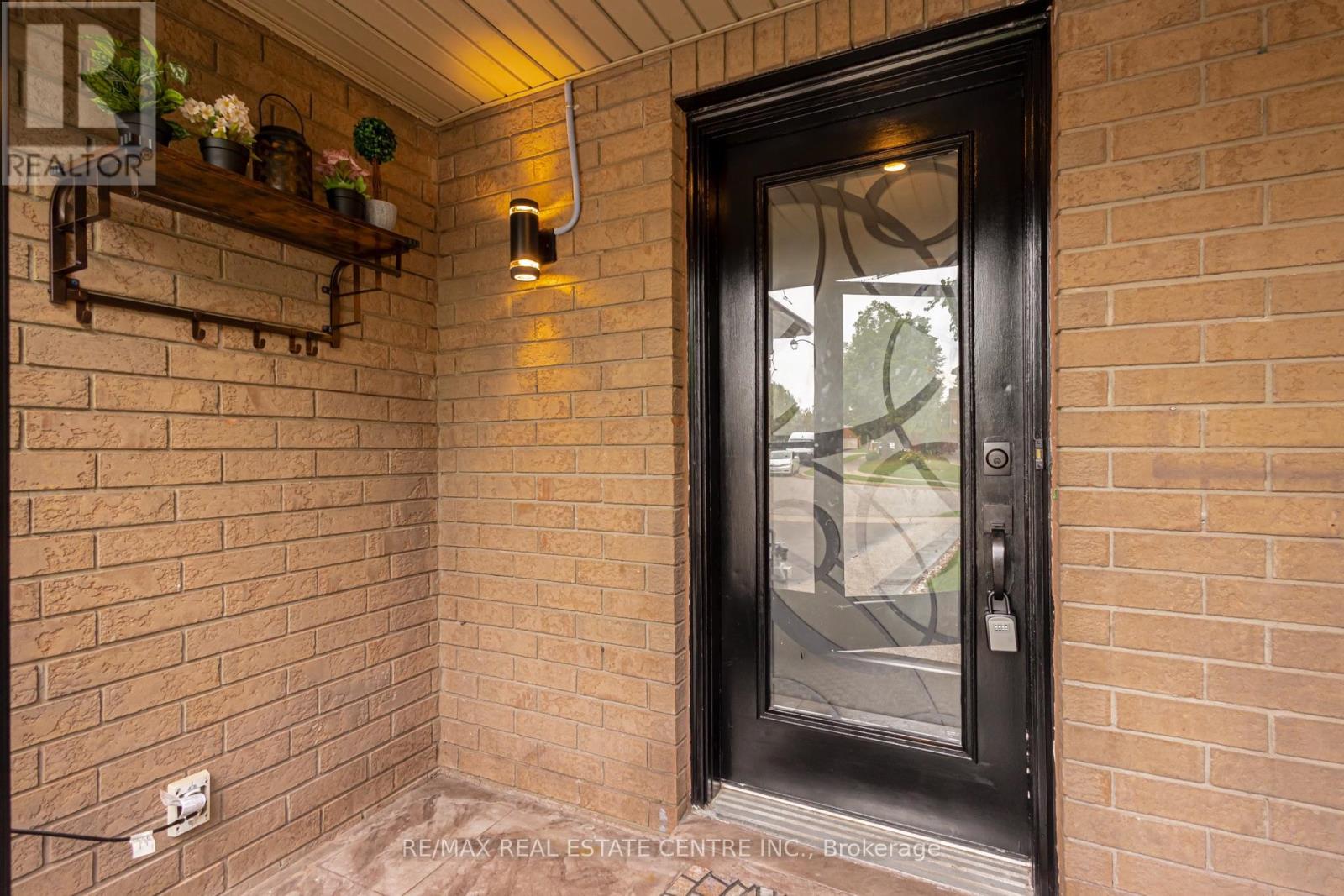 37 Woodstream Avenue, Brampton, Ontario  L6R 1N7 - Photo 3 - W13729710