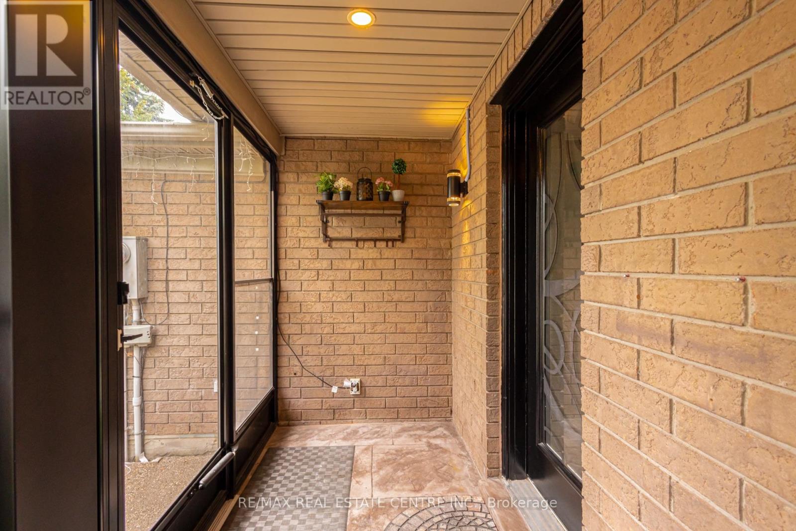 37 Woodstream Avenue, Brampton, Ontario  L6R 1N7 - Photo 4 - W13729710