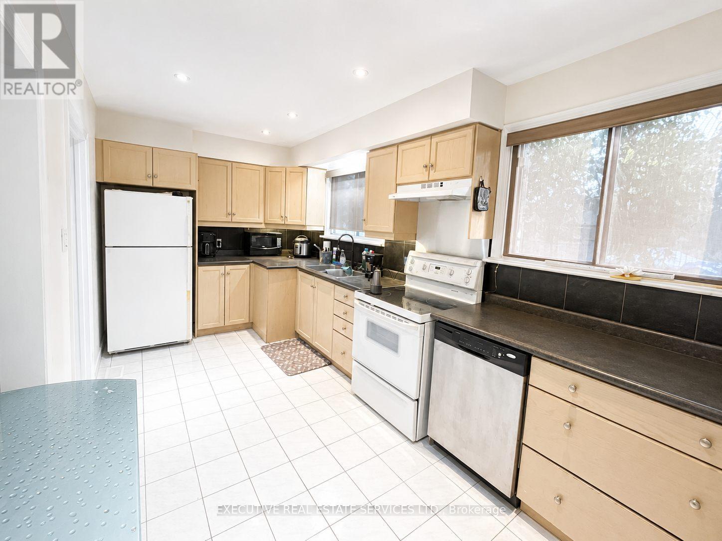 41 Ludgate Drive, Toronto, Ontario  M9W 2Y2 - Photo 4 - W13729800