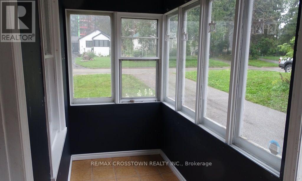 39 Grove Street W, Barrie, Ontario  L4N 1M6 - Photo 2 - S13730000