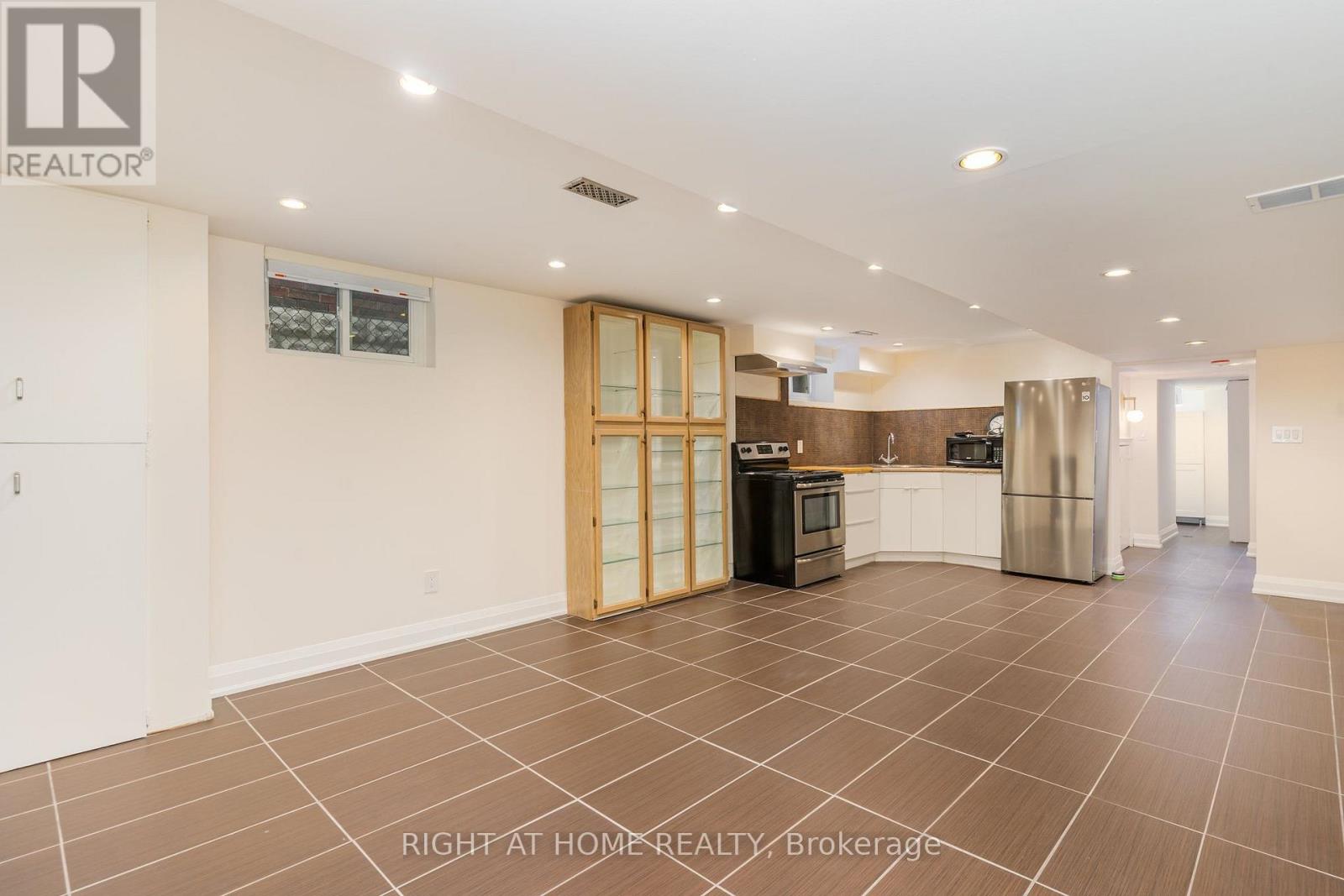 147 Ascot Avenue, Toronto, Ontario  M6E 1G5 - Photo 17 - W13730240