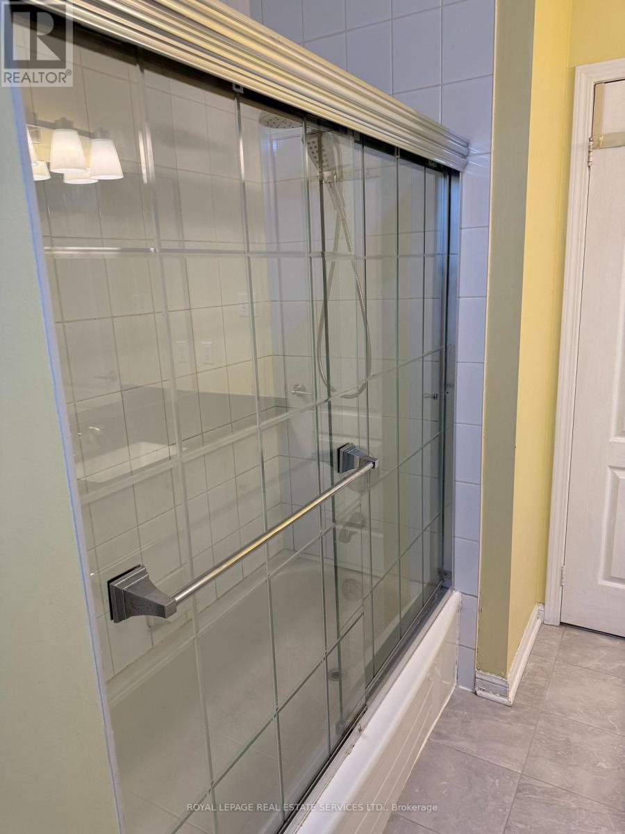 2254 Pathfinder Drive, Burlington, Ontario  L7L 6L6 - Photo 12 - W13730286