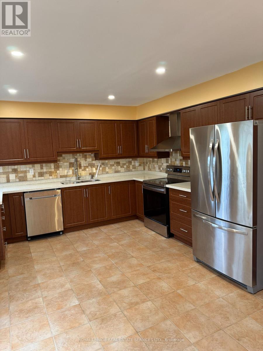 2254 Pathfinder Drive, Burlington, Ontario  L7L 6L6 - Photo 5 - W13730286