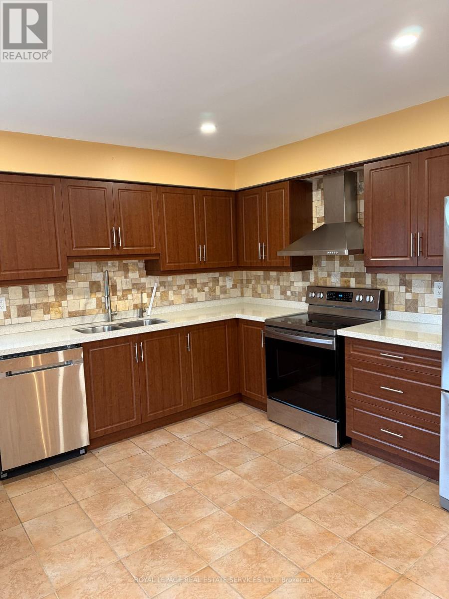 2254 Pathfinder Drive, Burlington, Ontario  L7L 6L6 - Photo 6 - W13730286