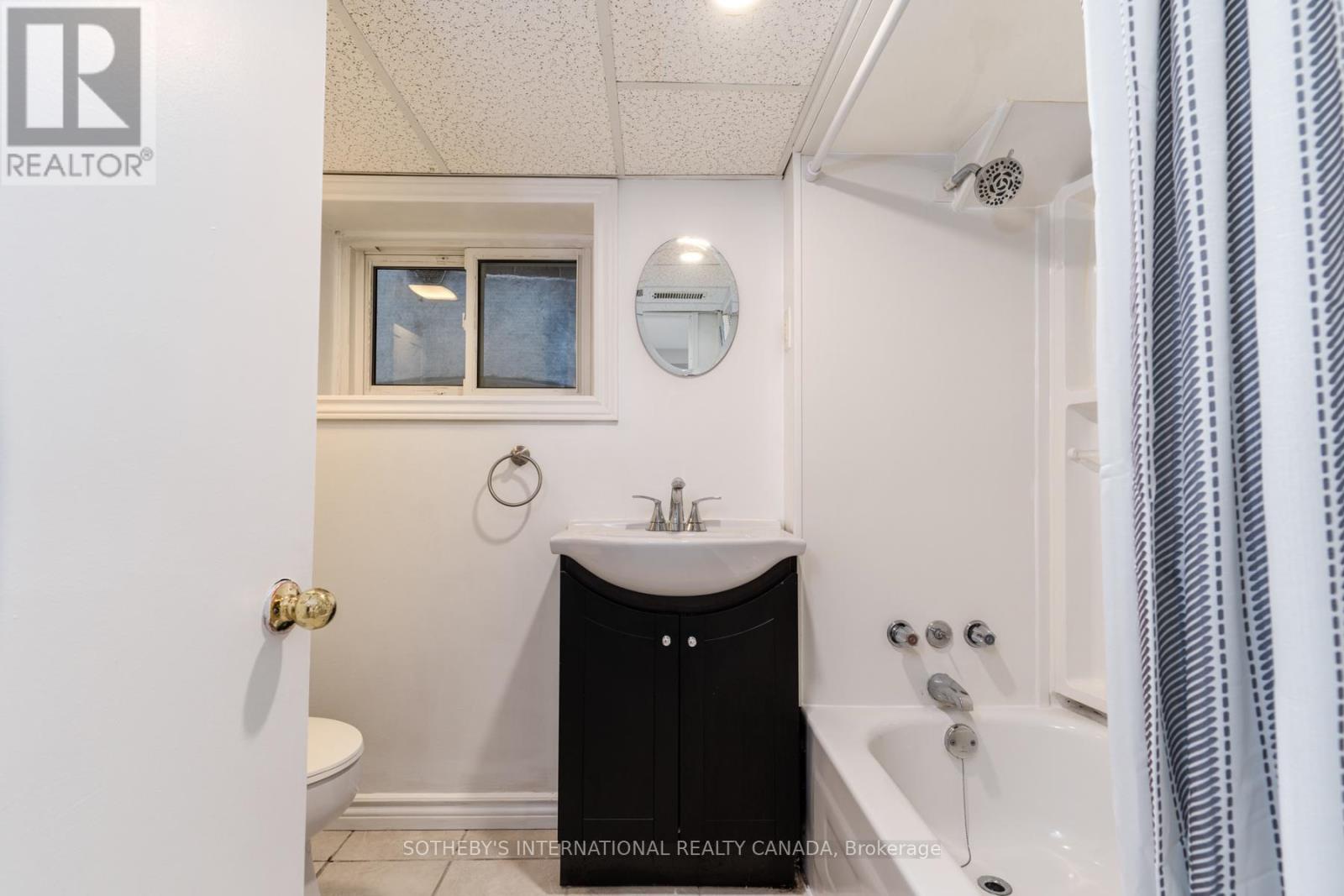 Bsmt - 15 Indian Road Crescent, Toronto, Ontario  M6P 2E9 - Photo 16 - W13730302