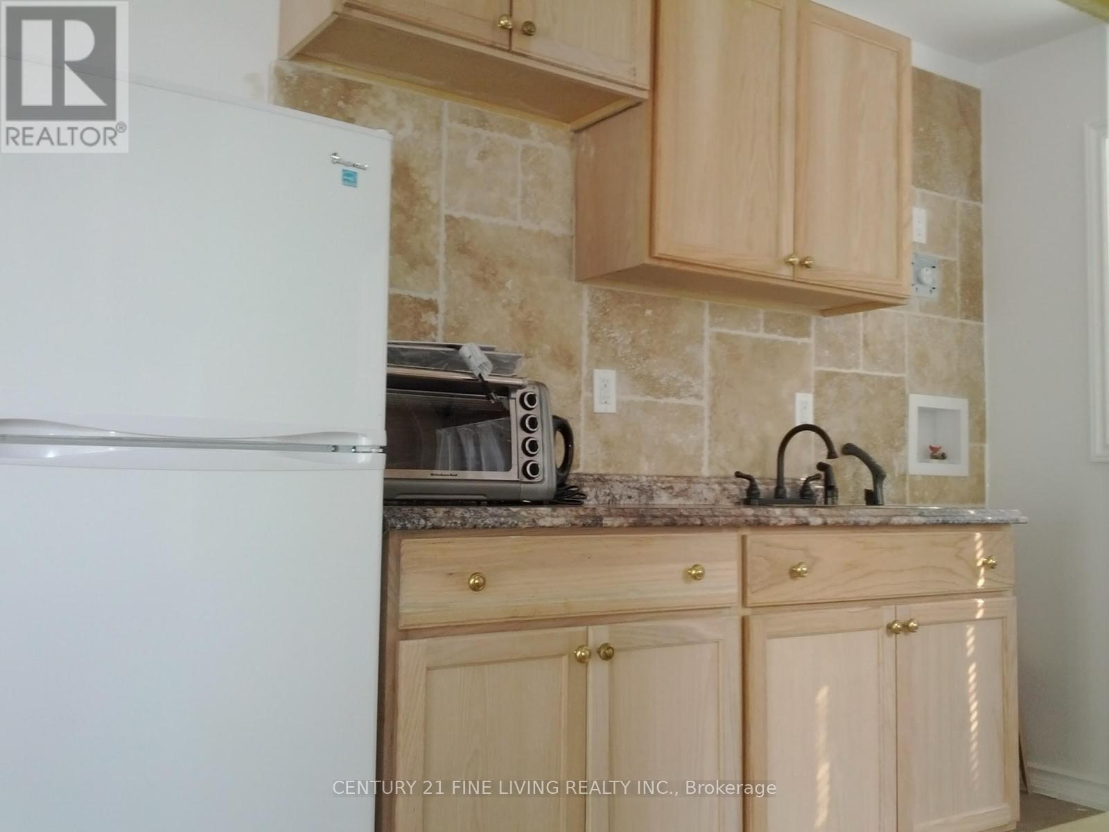 (Grdn) - 400 Nairn Avenue, Toronto, Ontario  M6E 4J3 - Photo 4 - W13730378