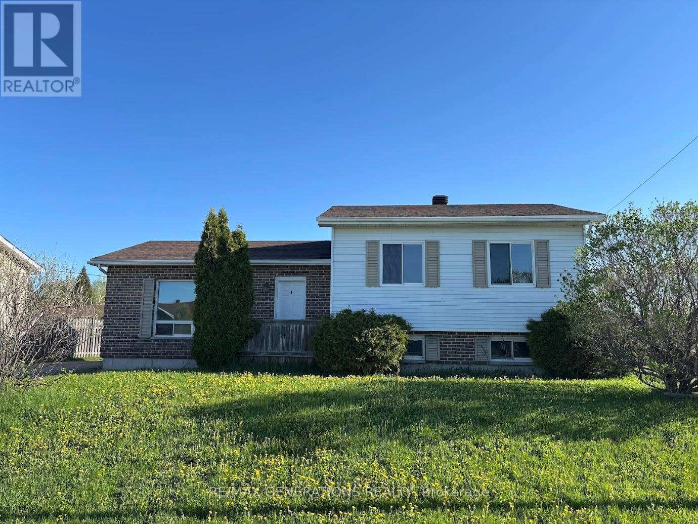 31 Brooks Street, Manitouwadge, Ontario  P0T 2C0 - Photo 1 - X13244482