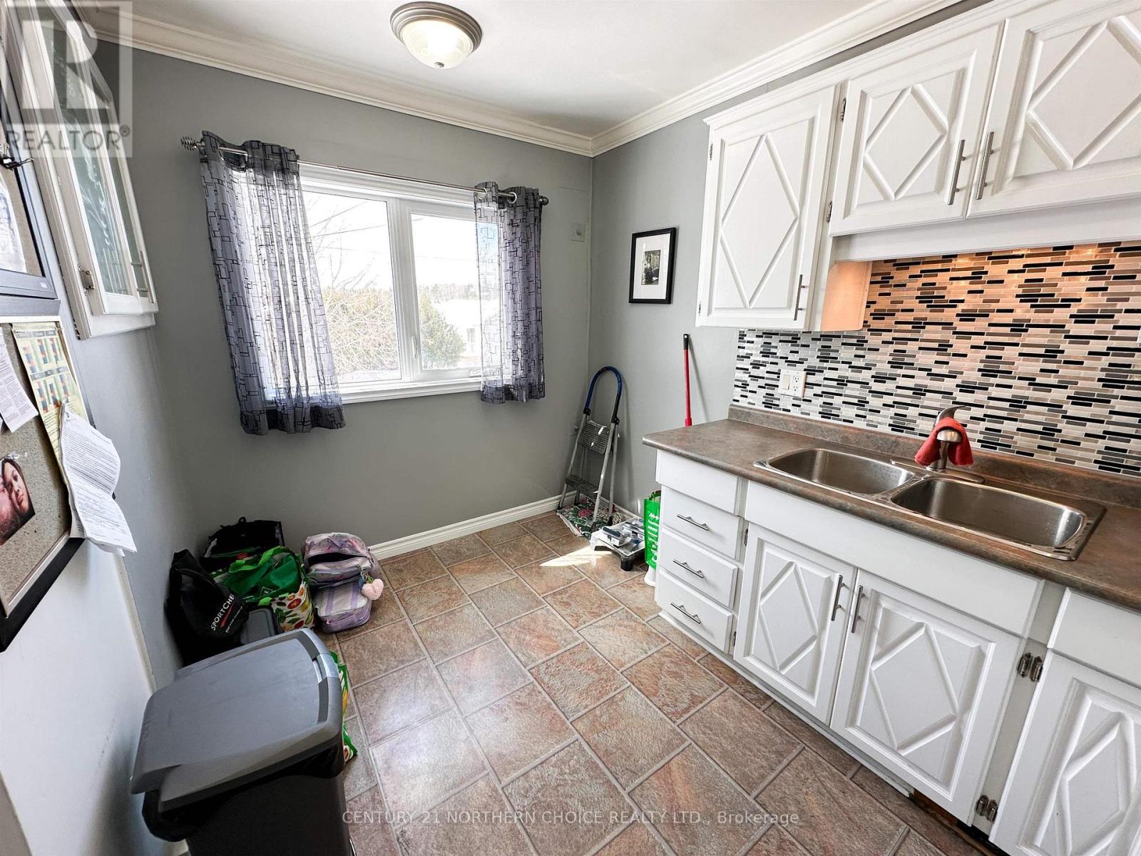 6 Pine Crescent, Red Lake, Ontario  P0V 2M0 - Photo 2 - X13244910