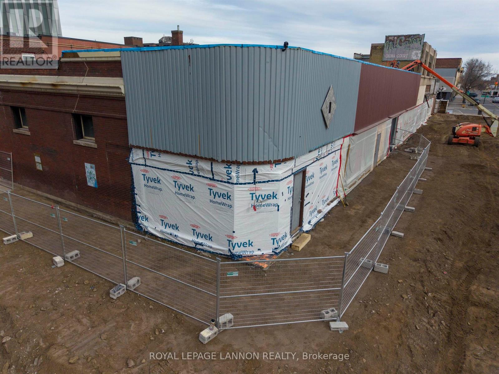 A & B - 615 Victoria Ave E, Thunder Bay, Ontario  P7C 1B1 - Photo 2 - X13250468