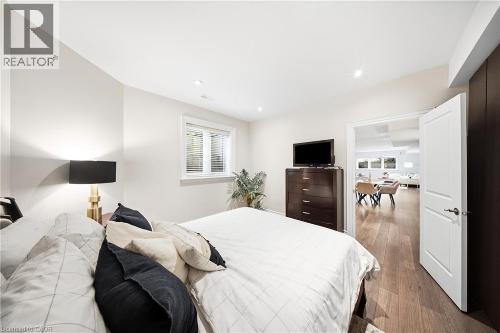 1098 Lakeshore Road W, Oakville, Ontario  L6L 1E9 - Photo 35 - 40842845