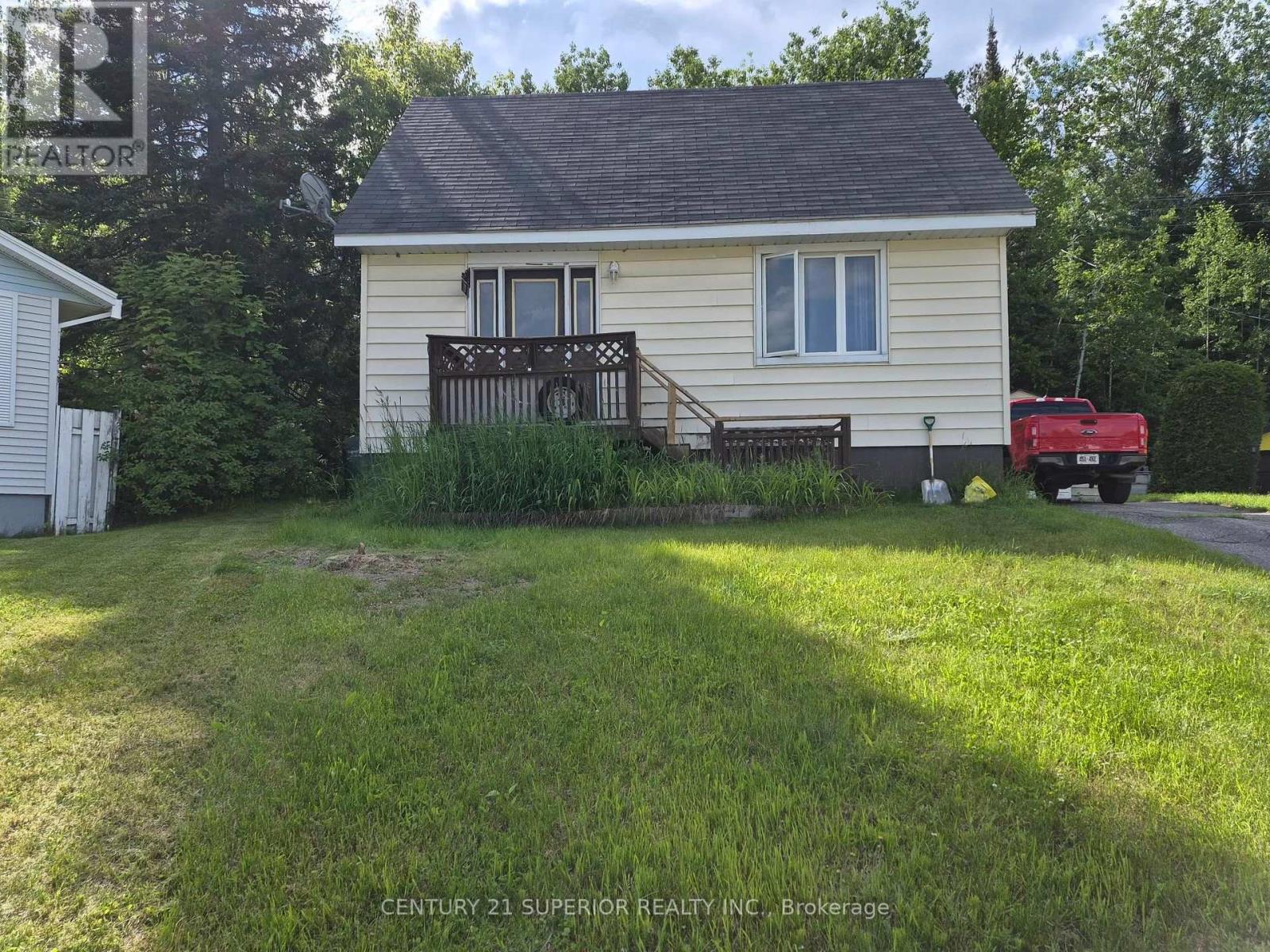 7 Essa Place, Manitouwadge, Ontario  P0T 2C0 - Photo 1 - X13501902