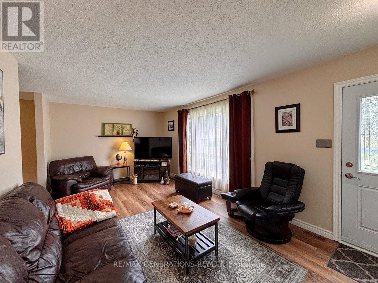 16 Matachewan Road, Manitouwadge, Ontario  P0T 2C0 - Photo 3 - X13502724