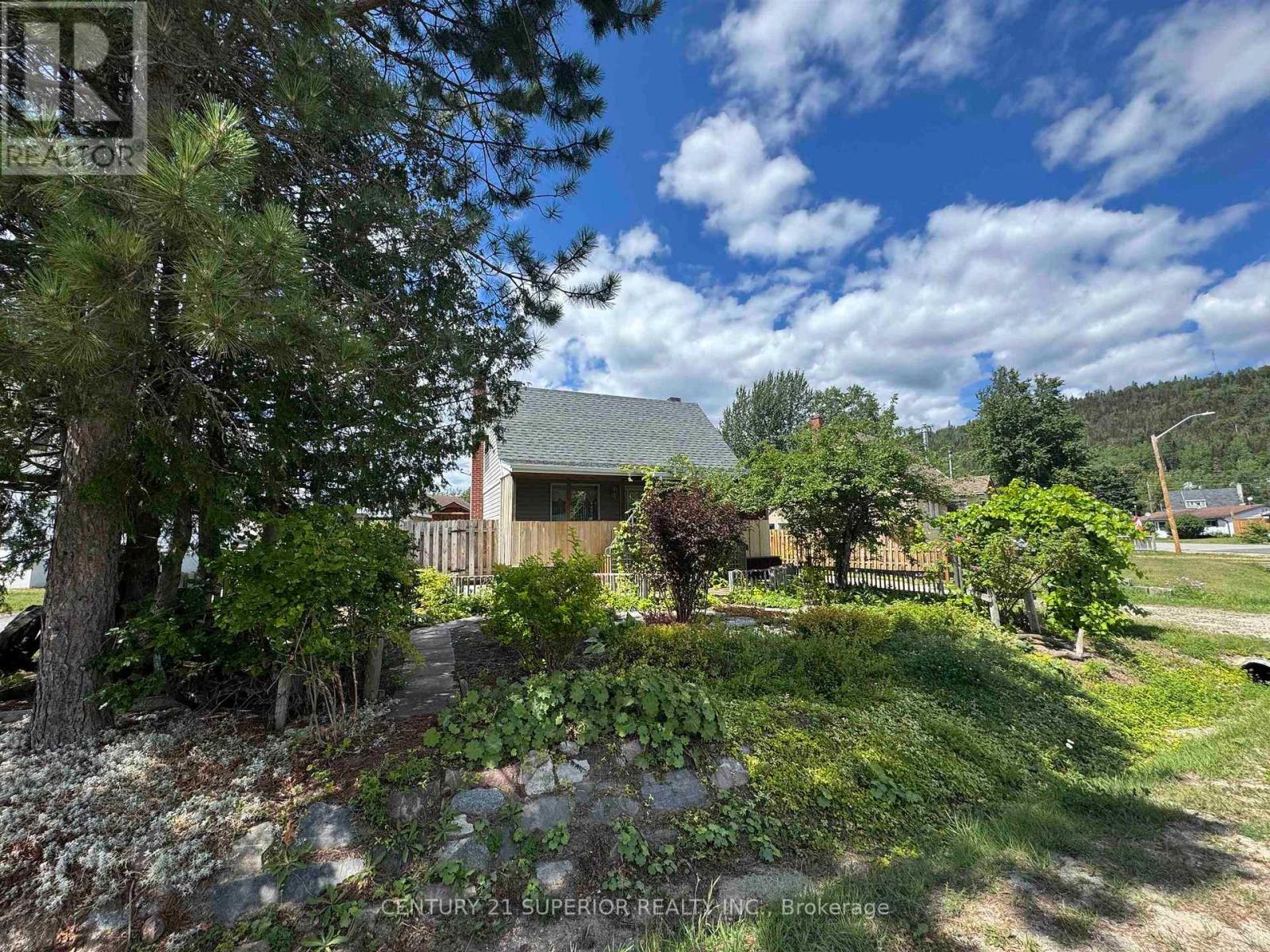 20 Heron Drive, Manitouwadge, Ontario  P0T 2C0 - Photo 2 - X13646622