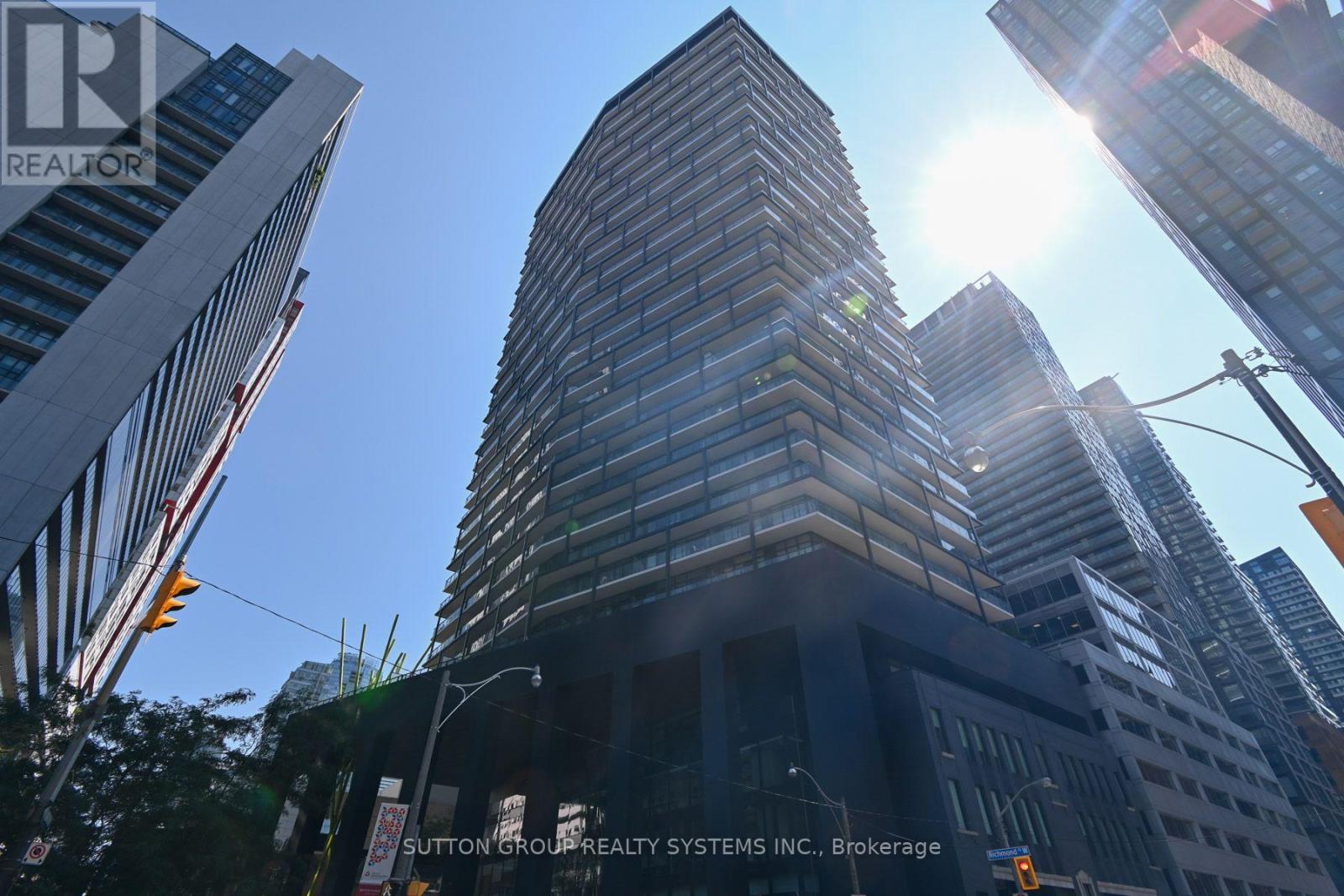 2004 - 125 PETER STREET, Toronto, Ontario