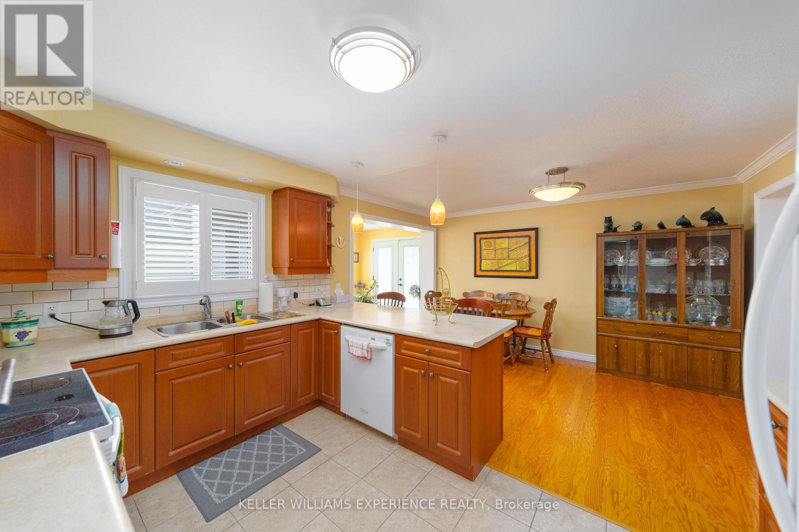 6 Virginia Avenue, Wasaga Beach, Ontario  L9Z 3A8 - Photo 2 - S13730946