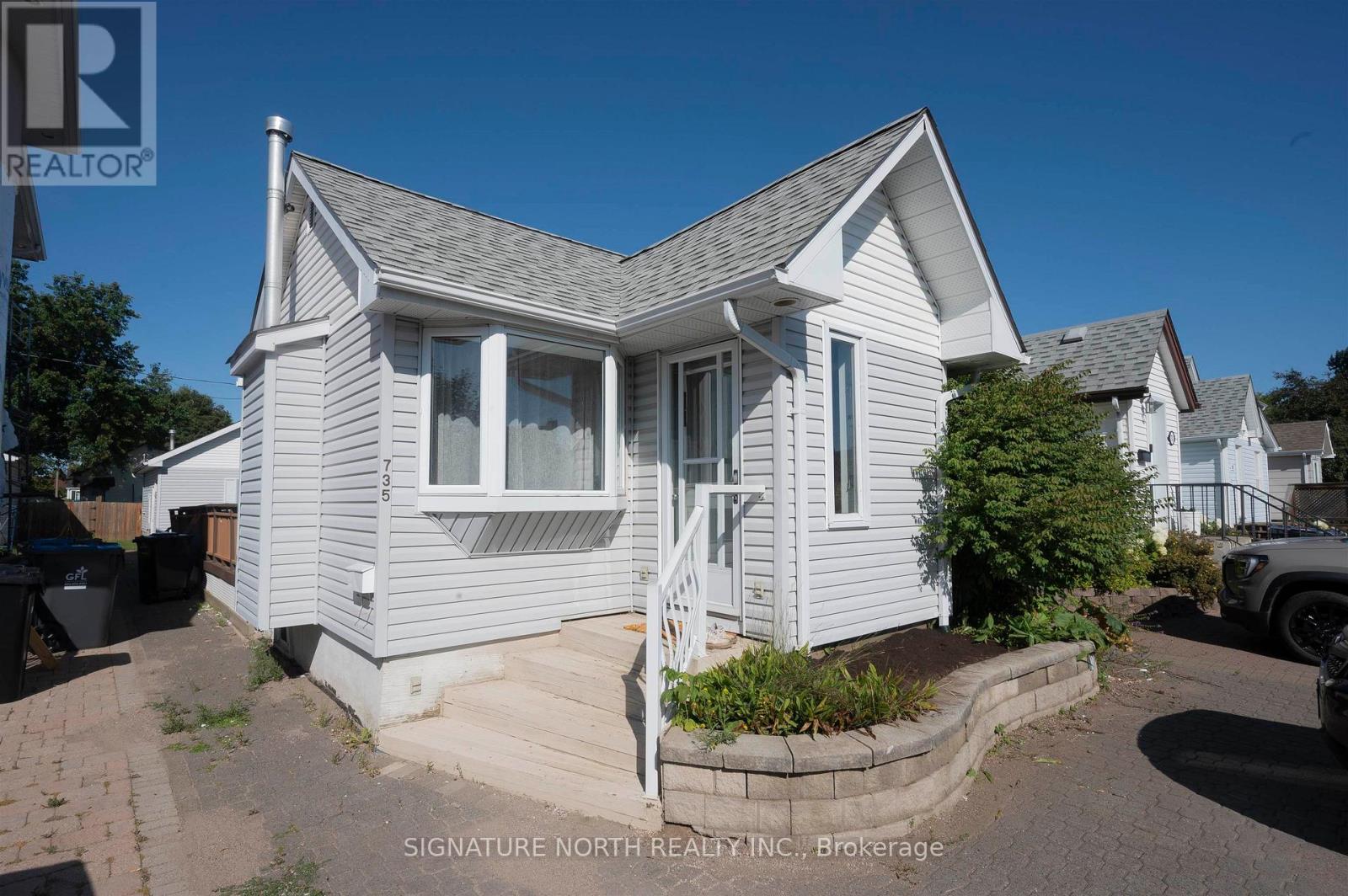 735 Ernestine Avenue, Thunder Bay, Ontario  P7E 1W9 - Photo 1 - X13711752