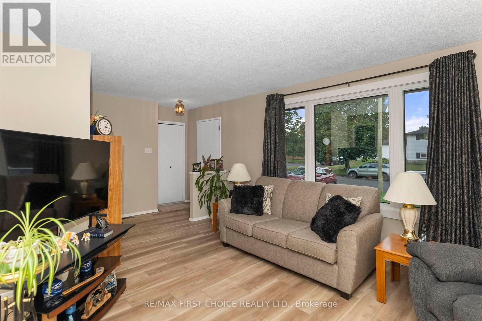 422 Simon Fraser Drive, Thunder Bay, Ontario  P7C 4Z8 - Photo 4 - X13715580