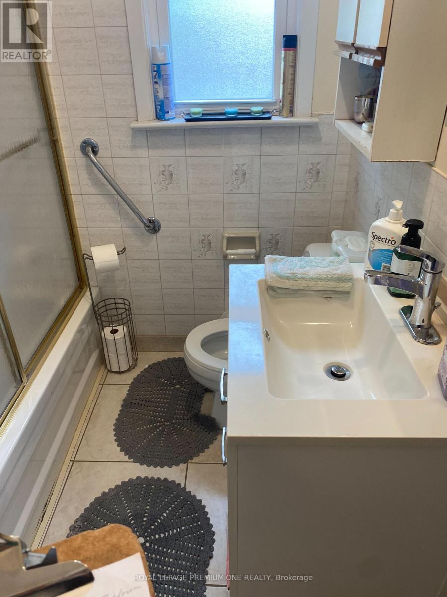 73 Kanarick Crescent, Toronto, Ontario  M3L 1P3 - Photo 6 - W13730834