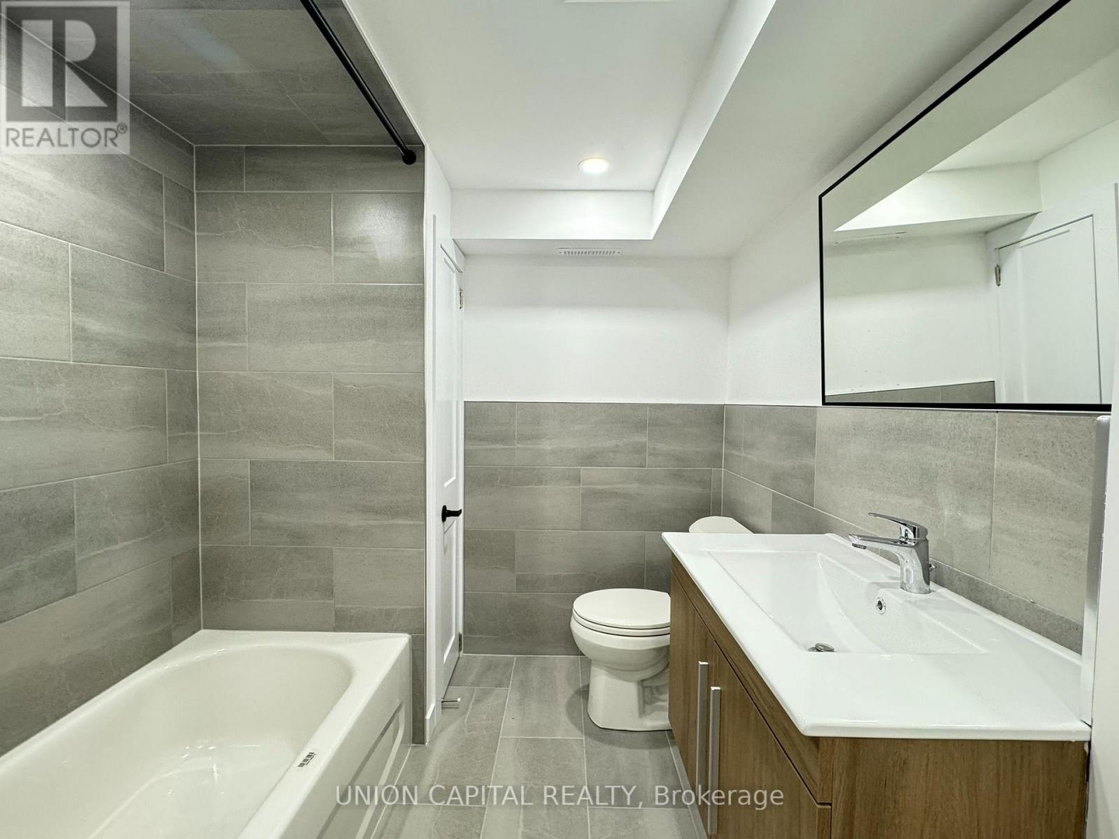 Lower - 704 Courtney Valley Road, Mississauga, Ontario  L5V 0C3 - Photo 11 - W13730940