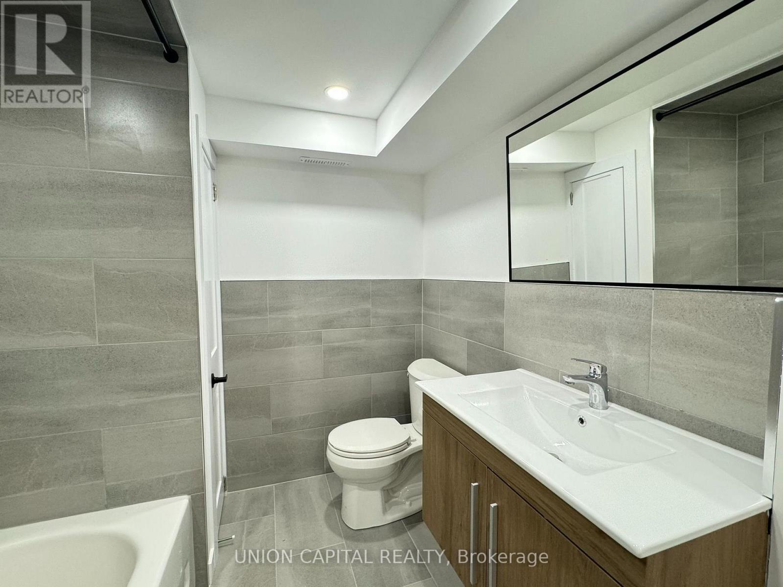 Lower - 704 Courtney Valley Road, Mississauga, Ontario  L5V 0C3 - Photo 12 - W13730940