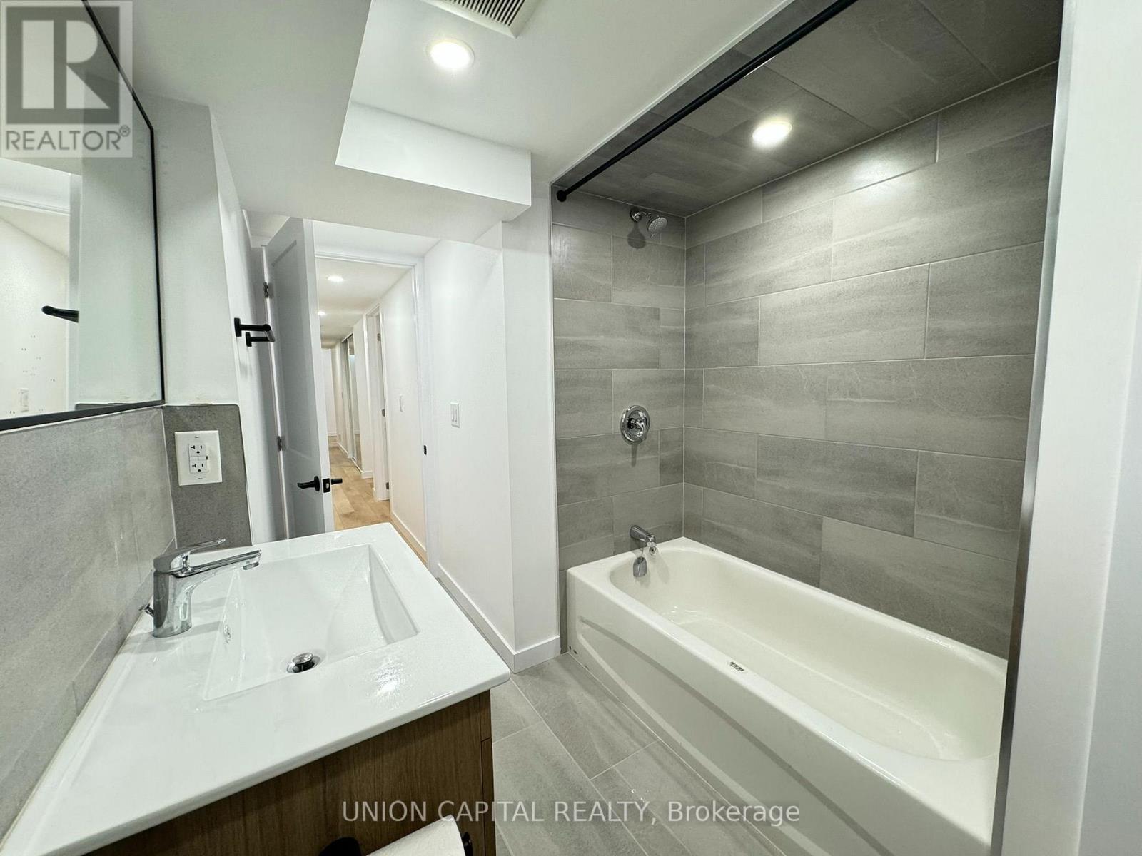 Lower - 704 Courtney Valley Road, Mississauga, Ontario  L5V 0C3 - Photo 13 - W13730940