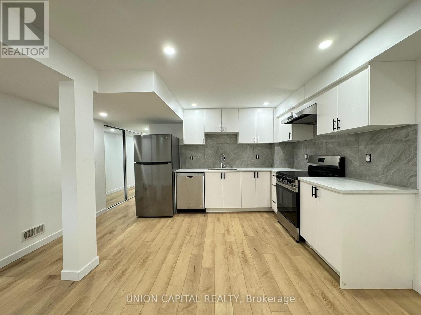 Lower - 704 Courtney Valley Road, Mississauga, Ontario  L5V 0C3 - Photo 2 - W13730940