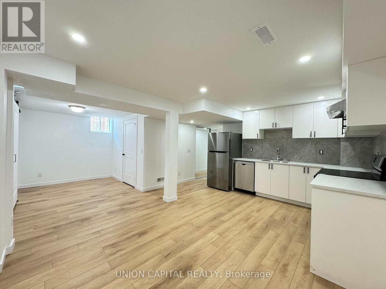 Lower - 704 Courtney Valley Road, Mississauga, Ontario  L5V 0C3 - Photo 3 - W13730940
