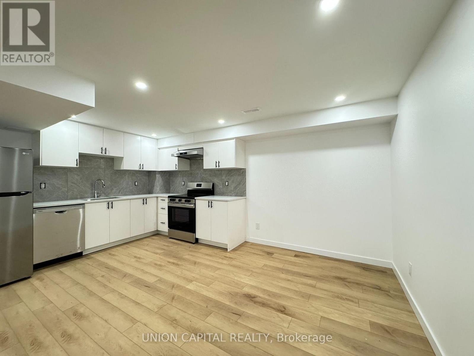 Lower - 704 Courtney Valley Road, Mississauga, Ontario  L5V 0C3 - Photo 4 - W13730940