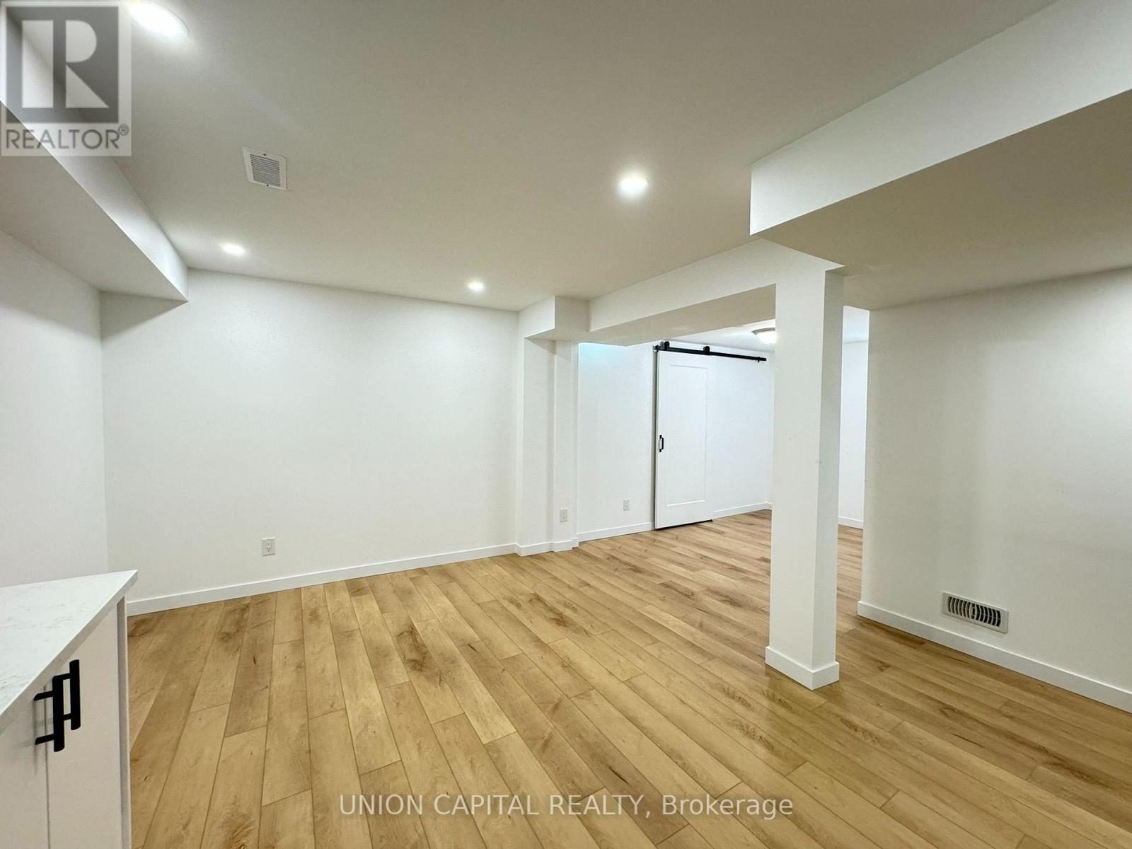 Lower - 704 Courtney Valley Road, Mississauga, Ontario  L5V 0C3 - Photo 5 - W13730940