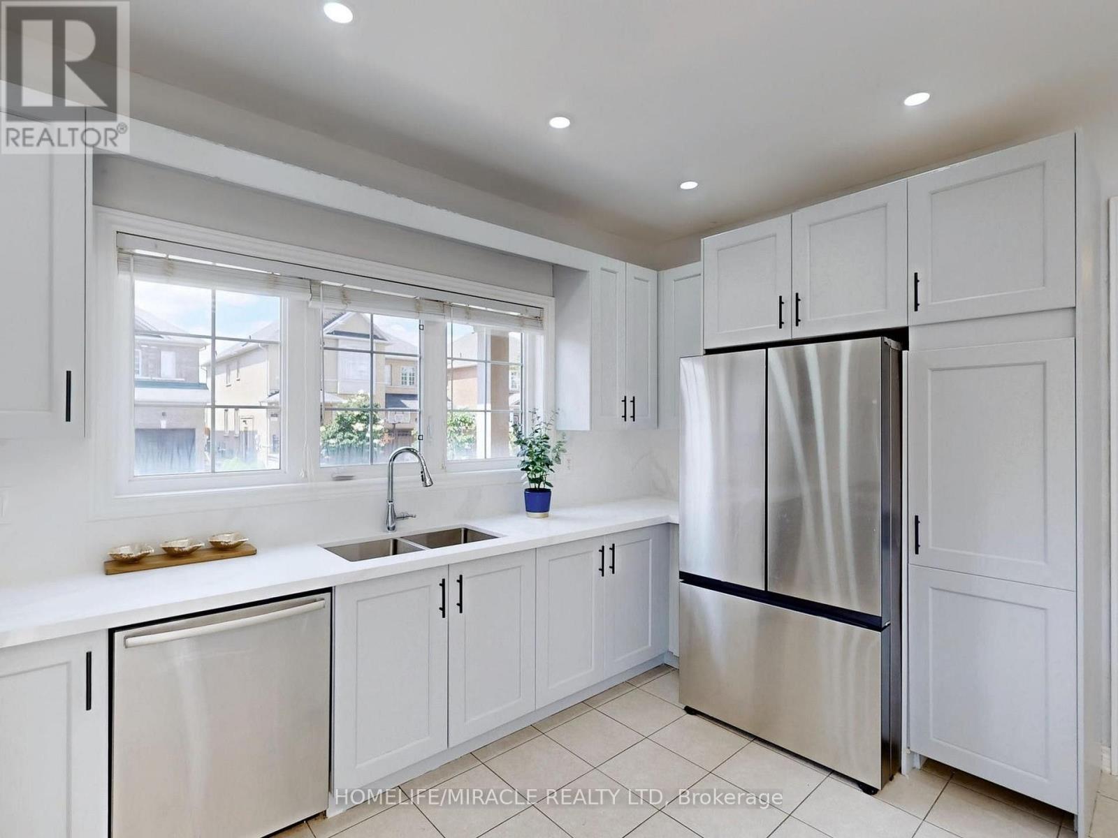 Upper - 63 Sleightholme Crescent, Brampton, Ontario  L6P 3E7 - Photo 3 - W13730950