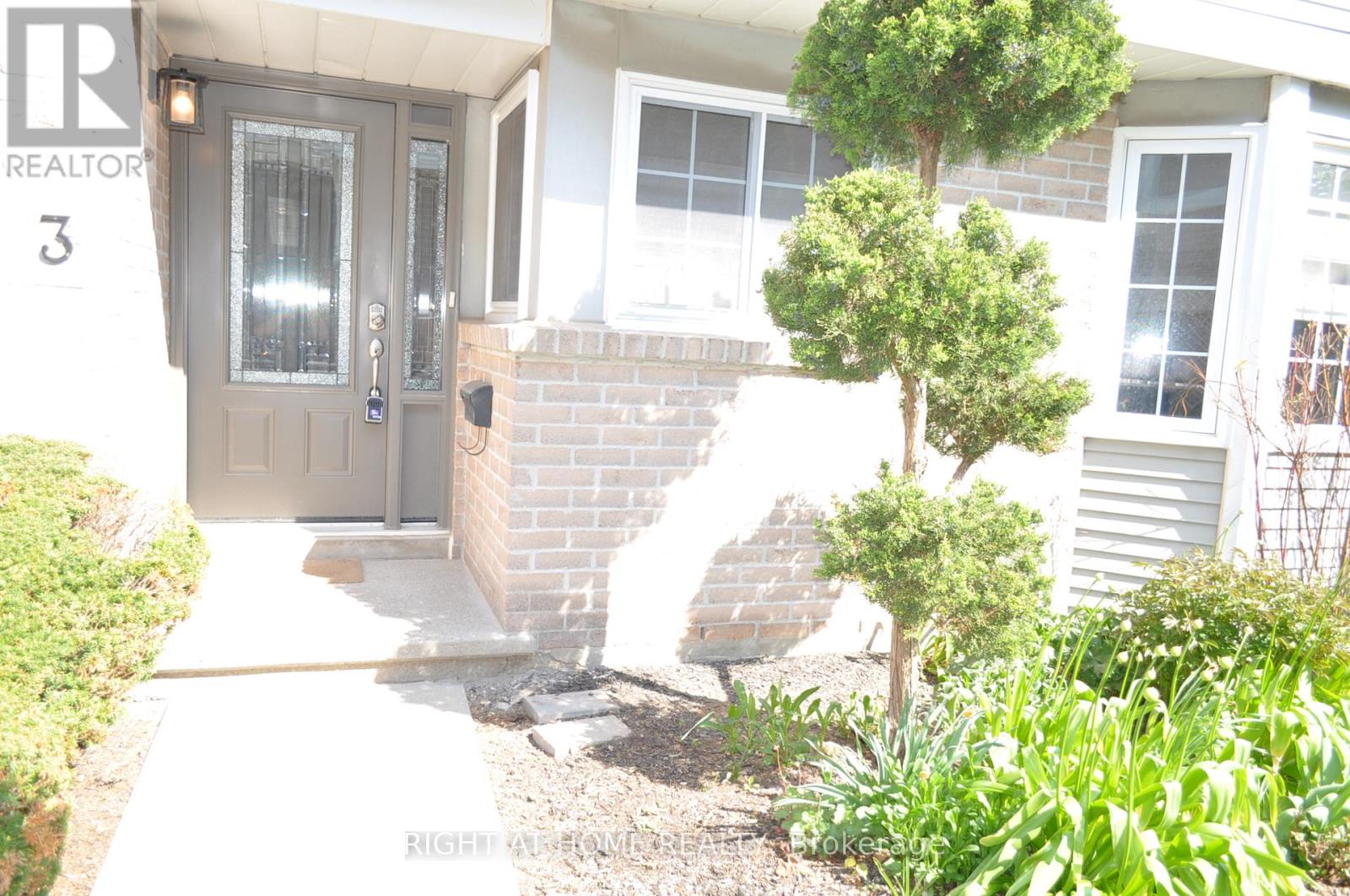 3 - 104 Woodlawn Road E, Guelph, Ontario  N1E 1B7 - Photo 3 - X13033820