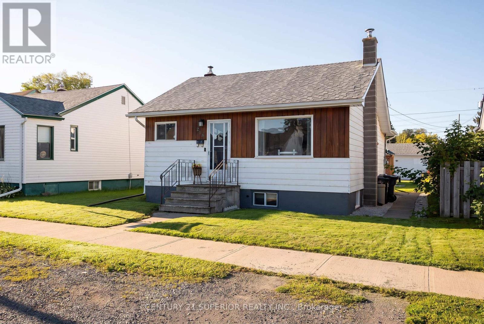 218 Christina Street E, Thunder Bay, Ontario  P7E 4N7 - Photo 2 - X13722692