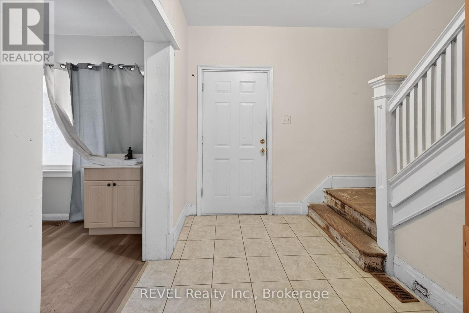 64 Division Street, St. Catharines, Ontario  L2R 3G6 - Photo 3 - X13731342