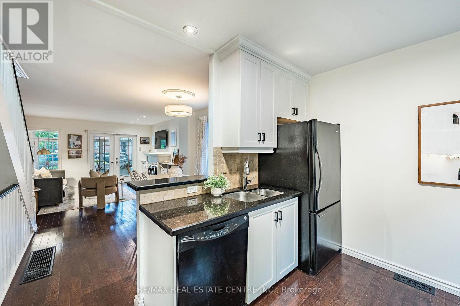 14 Wildwood Crescent, Toronto, Ontario  M4L 2K7 - Photo 9 - E13731338