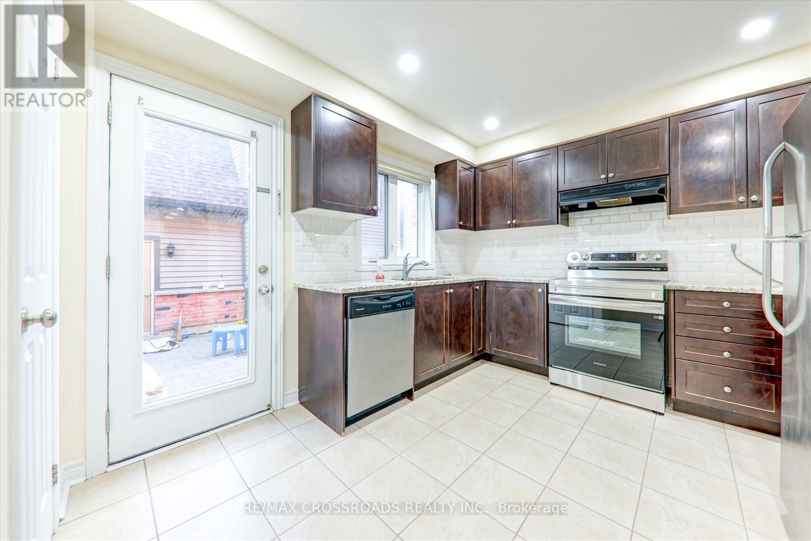 19 Kawneer Terrace, Toronto, Ontario  M1P 0C3 - Photo 12 - E13731340
