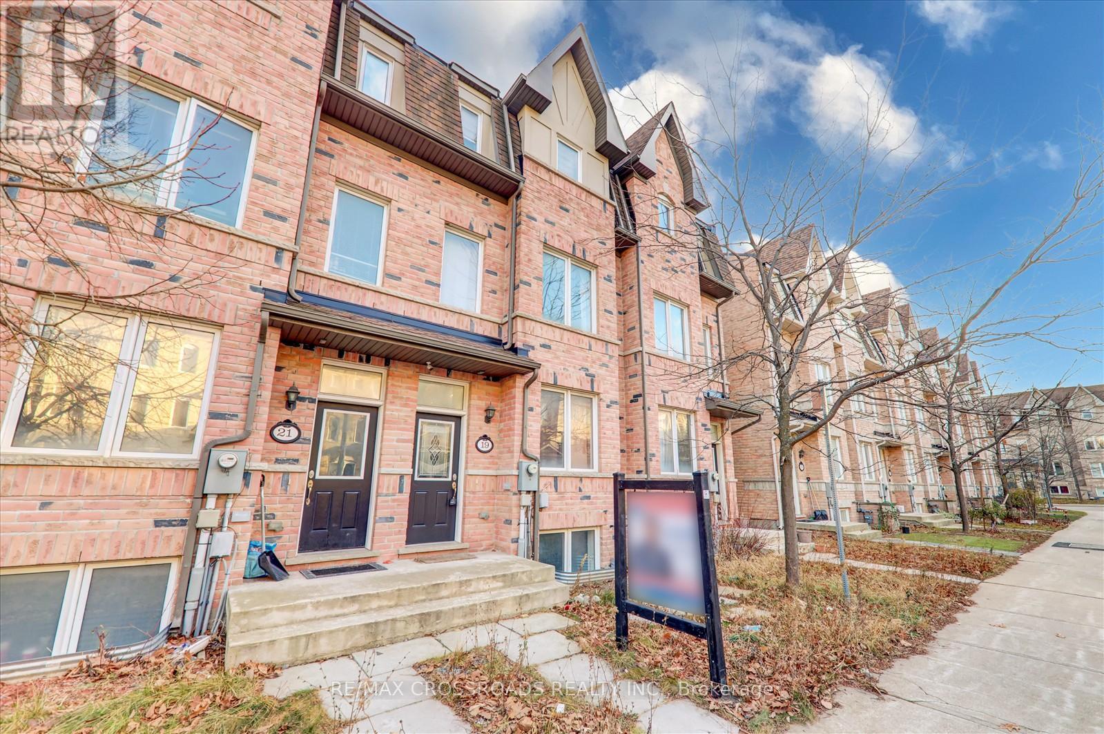19 Kawneer Terrace, Toronto, Ontario  M1P 0C3 - Photo 2 - E13731340
