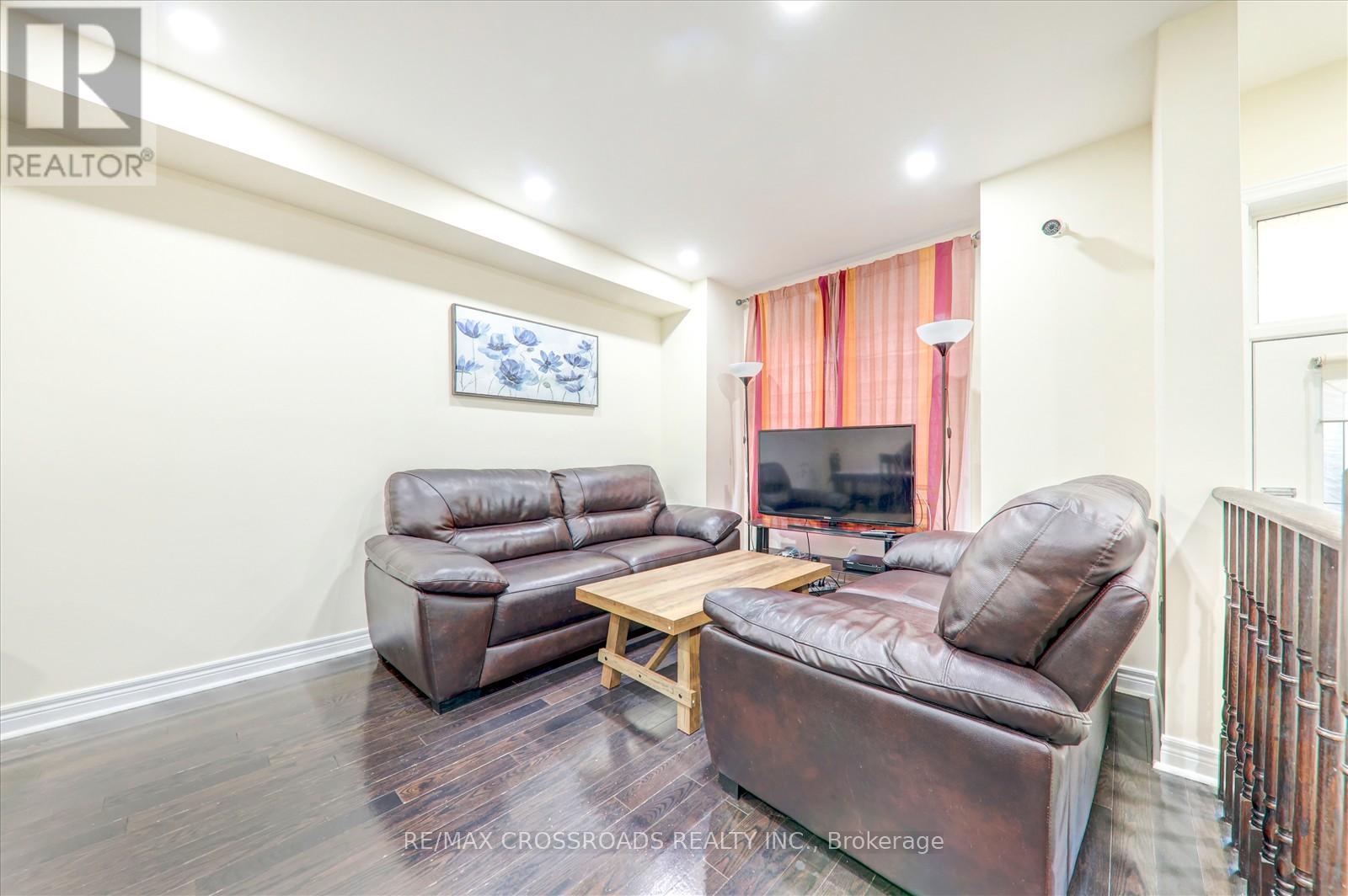19 Kawneer Terrace, Toronto, Ontario  M1P 0C3 - Photo 6 - E13731340