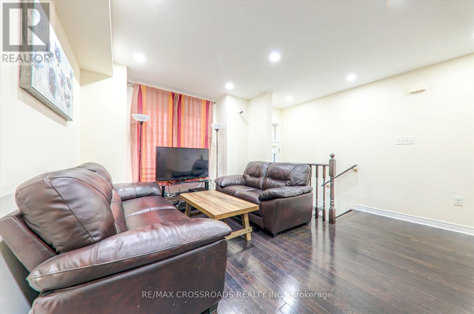 19 Kawneer Terrace, Toronto, Ontario  M1P 0C3 - Photo 8 - E13731340