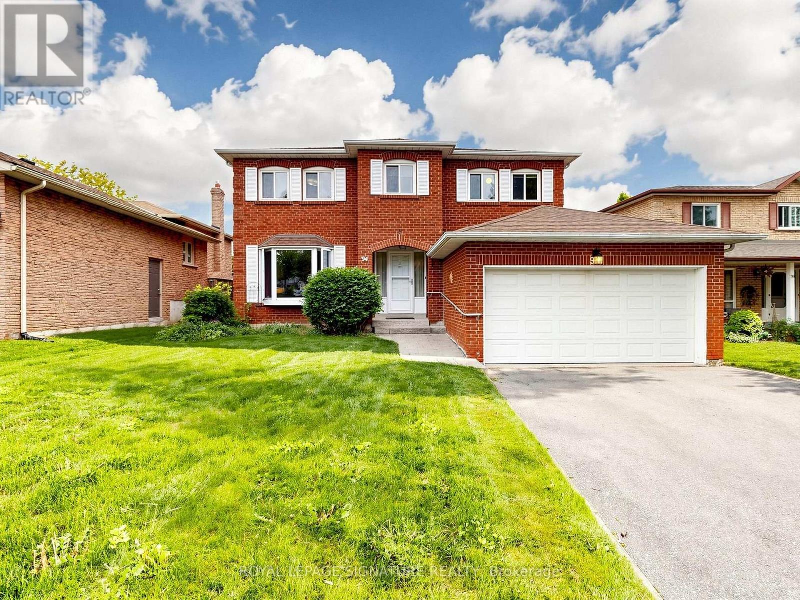94 HOWLETT AVENUE, Newmarket, Ontario
